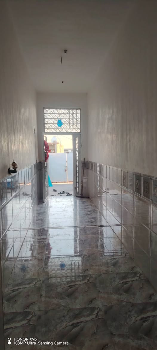 السلام عليكم بيت للبيع في حي الحكيم الثاني مقابيل مجمع الكشاوي   يحتوي البيت ع غرفه نوم واحد واستقبال وصحيات داخليه وخارجيه ومطبخ وكراج كبير الاستفسار او التواصل الاتصال على الرقم  الرقم *********** او ***********
