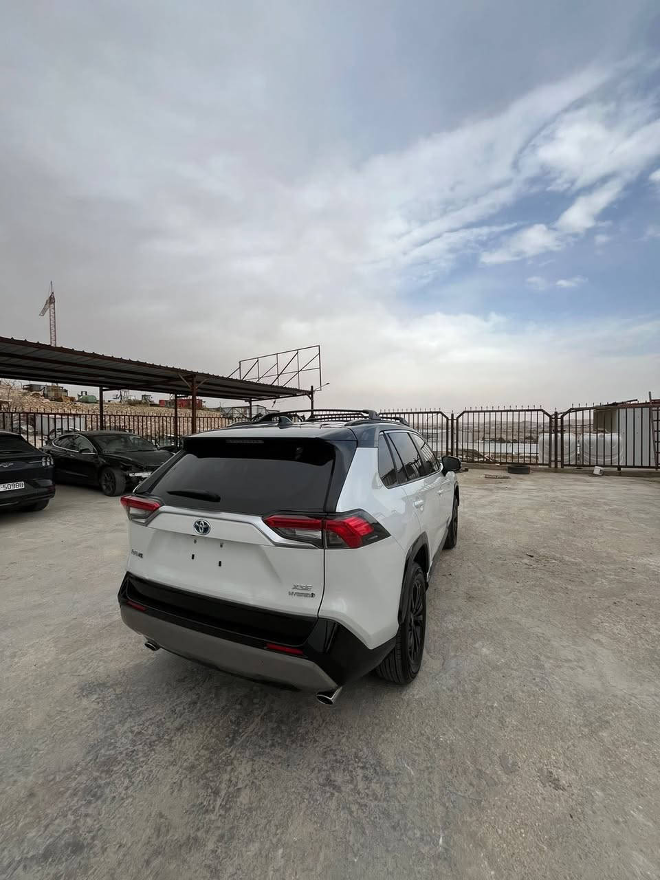 السلام عليكم 

تويوتا راف فور فئه XSE اعلى صنف سياره 

الضرر بدون قطرة صبغ تبديل جاملغ وبنيد نفس لون 
بلاديات نفس لون  كشرها بدون اي قطرة صبغ باذن الله  
 
ماشيه 18 الف 

مواصفات

بصمات 

بنوراما

توكلر

مودات قياده

شاشه دجتل -

صندوك كهرباء

كامرات محيطيه 360 درجه 4كامرات

كشن ذاكره خزن ميموري

شحن لاسلكي

ستيرن تدفئه

تشغيل عن بعد

لايت زنون led 

قطعتين تبريد

سياره مكان الاردن الحره 

تحب ادخلها بغداد او بكتاب شهداء انت براحتك تريدها بل اردن ودخلها انت هم بكيفك تدخل باسم مشتري كبل 

سياره سيارتي شخصيه صار عدي ضرف ونويت ابيع لي تفيده سياره اني حاضر حتى تصليحها بلادي صلحته ايرباك رجعته سليم ستتم 

صارت رصعه بخشم شاصي صغيره +رصعه براس شاصي صغار حيل رجعتهن بارد بدون قطرة صبغ وشي جداً بسيط

وكشر سياره بدون اي صبغ 

سياره سعرها 215 بل اردن سياره  مكلفتني اكثر   بس اريد ابيع  وبيه مجال شويه شراي لي تعجبه اني حاضر

***********

وبالتوفيق ان شاءالله لي يريد يشتريها
