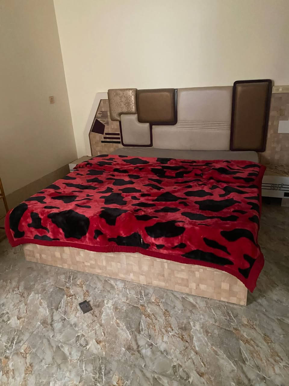 غرفه للبيع مكان دوره ابوعيثه السعر ٤٠٠ هذا رقمي    ‭٠٧٧١ ٢٢٨ ٨١٩٨‬
