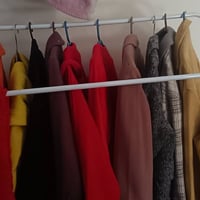 غراض متجر • سكارف احمر فرو • البياع الشرطة الخامسة