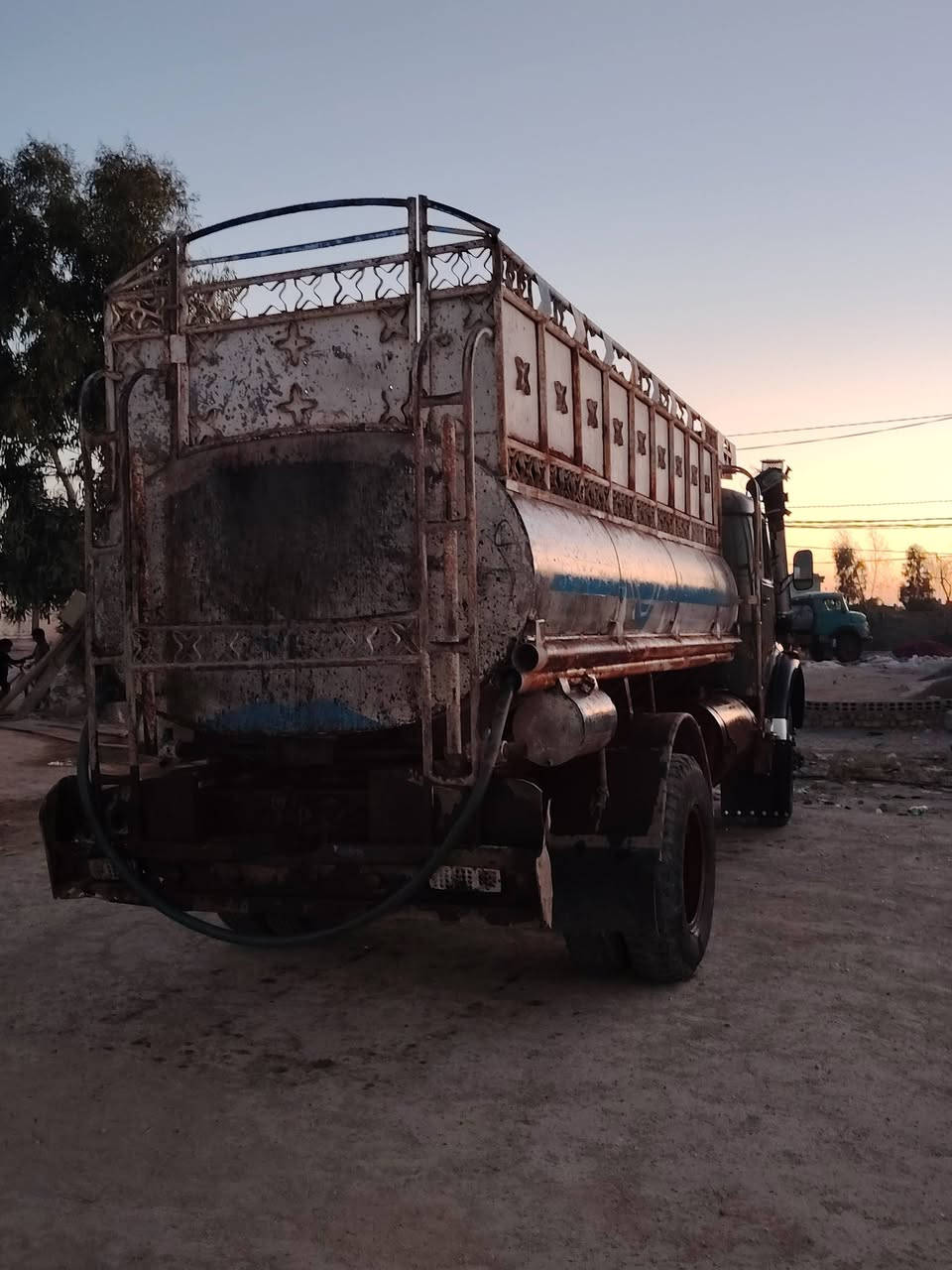 أبو ردين للبيع موديل ٦٩ الحموله ٦طن محرك ٨١ وكير ١٥ وكسل قماره أبو ردين تانكي مقلون رقم كربلاء بل سنويه تنكر شراي *********** *********** المكان نجف
