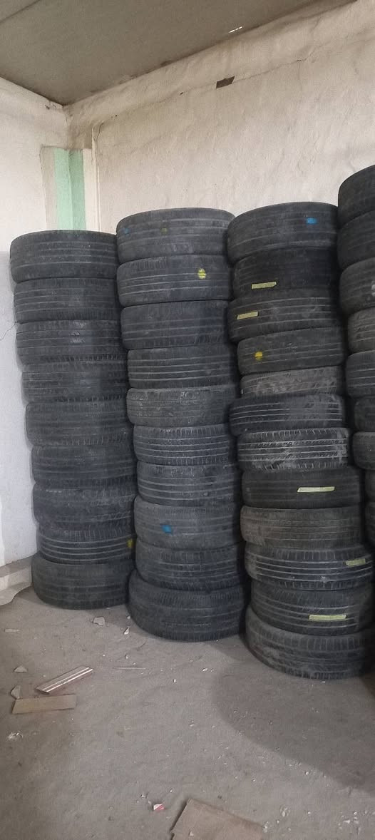 سلام عليكم تايرات فتح عراقي مستعمل نضيف كل القياسات ١٤ الى ٢٠    العدد ٣٣ زوج ابيع شلعه وحده  مابيع اقل  سعرالزوج ٨ الف مكاني نجف شارع المطار مقابل النصار قرب ملحق الروان***********
