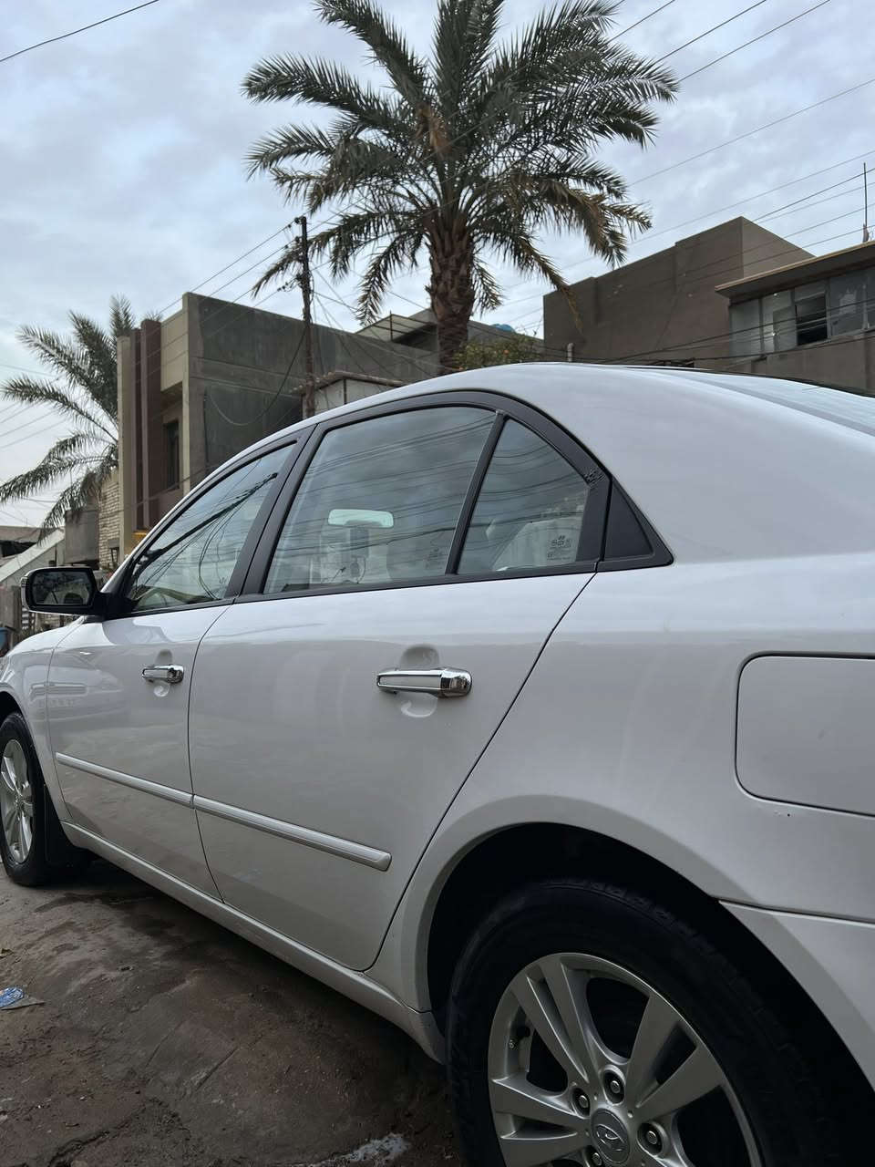 سياره هونداي سوناتا مقدس 
موديل 2011 خليجي
اللون    أبيض 
رقم    بغداد الماني شرط التحويل 
مكينه. 2000 دوش مكفوله
كير   مكفول
فول مواصفات فتحه بالقماره اشاير بالمري يدات نيكل داخل الدشبول صاج  اربع حساسات السياره احلى من الصوره بهواي 
السياره ستخدام شخصي 

مكان السيار( بغداد -البياع  )
ملاحظة.  بيه بارد جاملغ خلفي + بارد بسيط بجاملغ الامامي
للستفسار ***********
