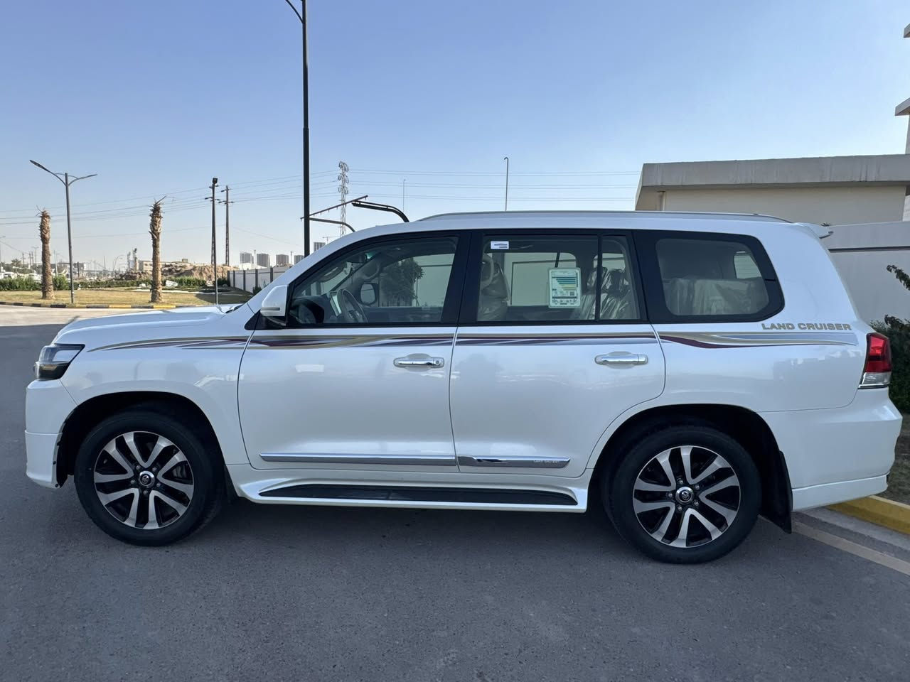 سلام عليكم لاندكروزر موديل 2019بريم فول مواصفات معروفة مواصفاتها  ماشية 100الف والسيارة مكفولة كفالة عامة من كلشي شرط الفحص والسونار رقمي بغداد الانكليزي بأسمي مكان السيارة بغداد السعر550 للاستفسار ***********
***********
