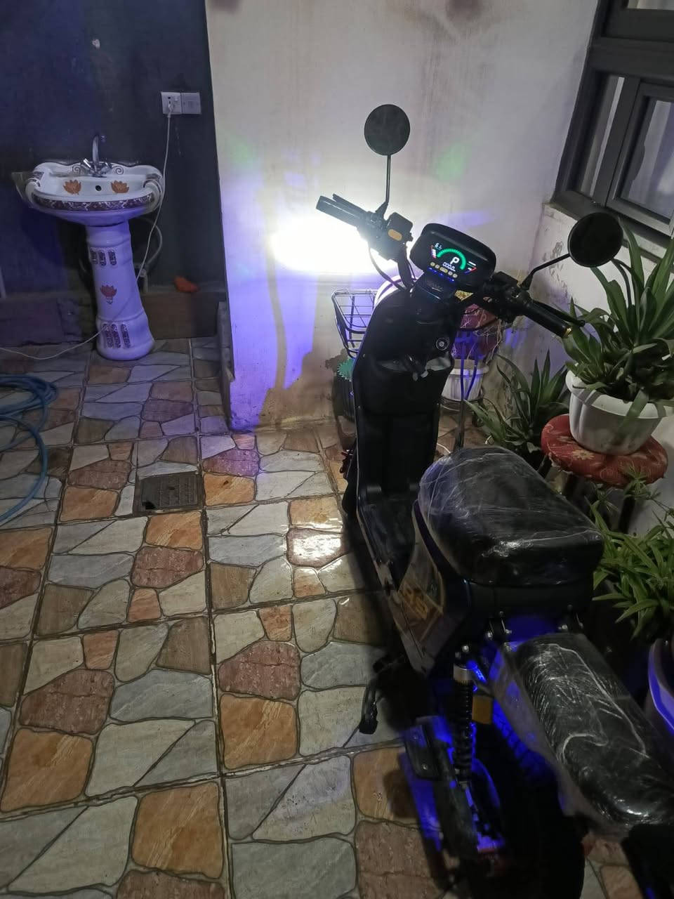 دراجه شحن R9
دراجه كلش حلوه واي عيب مابيها 
كهربائيات الدراجه كلها شغاله ونضام البكR ونضام P
وخمس بطاريات كبار و32امبير وموديل الدراجه 2026
وسويج 2وكارت 2وتشغيل عن بعد والسعر450وبيها مجال 
ومكان الدراجه كركوك شارع حسابات قرب التموينيه


**إذا كنت صاحب هذا الإعلان وتريد حذفه لأي سبب، رجاءا أرسل رسالة إلى الدعم الفني**