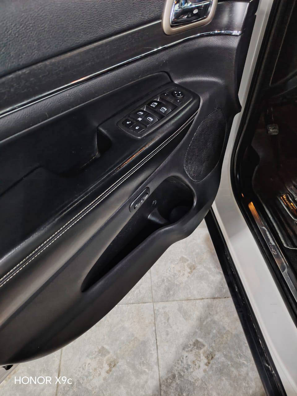 سلام عليكم جيب لاريدو موديل ٢٠١٦ ضررها كلين ماشيه ١٣١ ميل السياره كندي السياره فول مواصفات بس سليت كشن حضن كشن كهرب حار وبارد سعر ٢٤٠ بيهه مجال السياره رقم أربيل دولي السياره بل موصل رقم تلفون كورك *********** اسيا ***********
