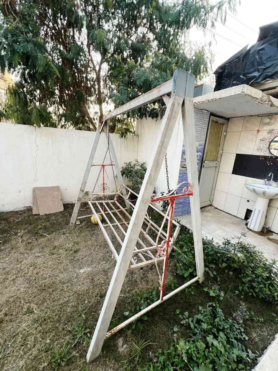 السلام عليكم مرجوحه للبيع نضيفه مثل ما موضحه بالصور سعرها 140 الف وبيها مجال للأتصال ‭0772 832 4160‬
