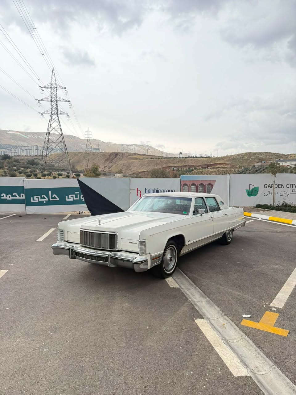 Lincolin town car 1976 
سیارە لینکولن تاون کار مودیل ١٩٧٦ 

ماشیە سیارە ٦٠.٠٠٠مایل 

بدون صبخ 

جام کهربا کشنات کهربا 

سیارە رقم سلیمانیە 

*********** 
سعر ١٤٠ ورقە معاملە

