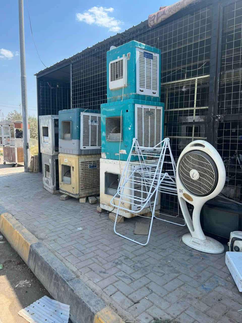 ‏على بركة الله نبيع ونشتري ￼ كافة الأغراض المستخدمة مبردات غسالات طبخات سبالت￼ ￼ كون ترات برادات تلفزيونات نشتري وأنا أبيعها الاستفسار  ***********او*********** ￼ ولدينا خدمة توصيل لكافة المناطق والبيوت نشتري الأغراض المستخدمة ￼العنوان شارع الفرات قرب مضفر حتروشً مقابيل كوفي الفرات￼
