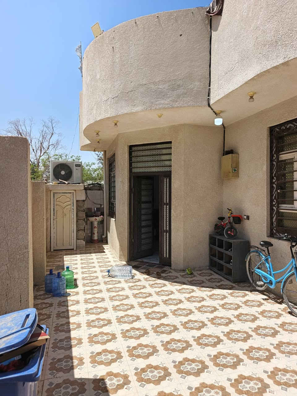 بيت لبيع في حي الحكيم 
نزلت عميد جادر قرب شارع العام بيت بناء طابوك
داخل فرع بيت ركن مساحه 200 وجه 12 نزال 17 
بيت مرقم بلديه يحتوي على غرفتين وصاله ومطبخ وستقبال وصحيات بيت جاهز السكن سعر 57قابل تفوق الاستفسار تصل على رقم أو واتساب ***********
