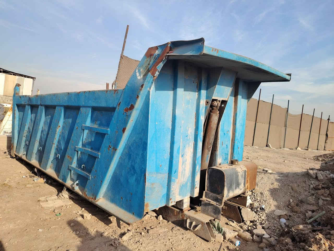 السلام عليكم بدي هاوزر للبيع مال اكتروز الطول 5.75 والعرض 2.35 والارتفاع 1.43 المكان بغداد جرف النداف السعر 25 الرقم  ***********
