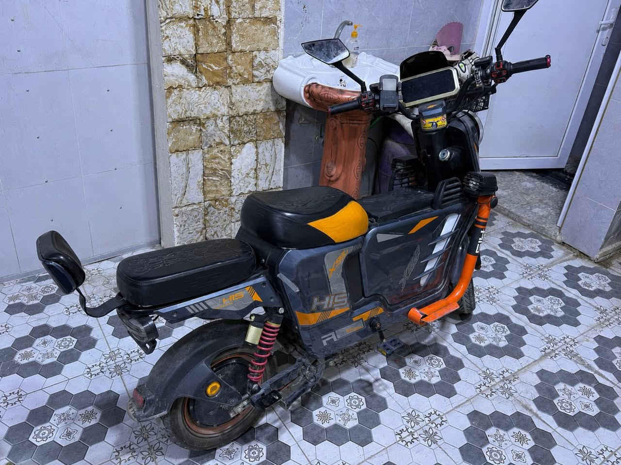 سلام عليكم ورحمة الله وبركاته عندي دراجه شحن نوع x900 للبيع  مواصفات الدراجه معروفه بس راح اكلك اشهرهم ١-تجي بصمه مو بل سويج بصمه حقيقيه مثل مال سياره تشتغل عنها ٢-لإيتات LED بل دراجه كاملتً الدراجه فول لا اكلك ولا اتكلي بس ناقصها دوسات رجل امامي خلفي و ذني ما يكلفن اقل ال١٥ ألف و يجوز ارخص هم الدراجه كامله من كلشي مابيها اي نقص مثل ما ذكرت ألك مكاني ديالى بعقوبة و السعر خاص رجائن و المو شراي لا يتعبني موجود واتساب موجود فيس بوك رقمي ***********
