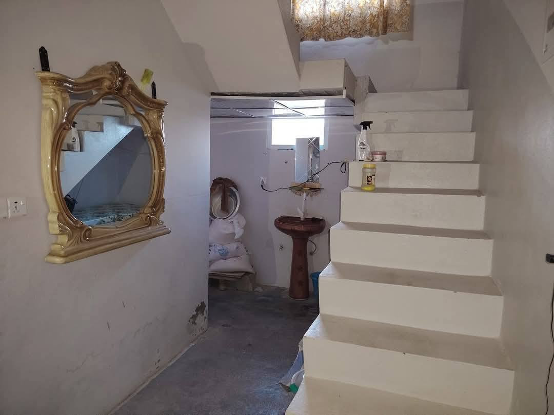 بسم الله الرحمن الرحيم

دار للبيع مع قطعة ارض مجاورة للدار الموقع حي الوحدة فرع الجملون وسط السكن والخدمات المساحة ٤٥٠ متر الدار يتكون من استقبال ٦ × ٤ ومطبخ ٤ *٤ غرفتين نوم مساحة كل ٤ * ٤ مع كراج سيارة وصحيات الاستقبال الارضية سيراميك وباقي الدار صب عادي نظيف بناء حديث  ٠٠٠ السعر المطلوب 55 وبي مجال ابيع البيت وحد وقطعه وحد الي يريد  متواجد خاص او اتصل ***********
