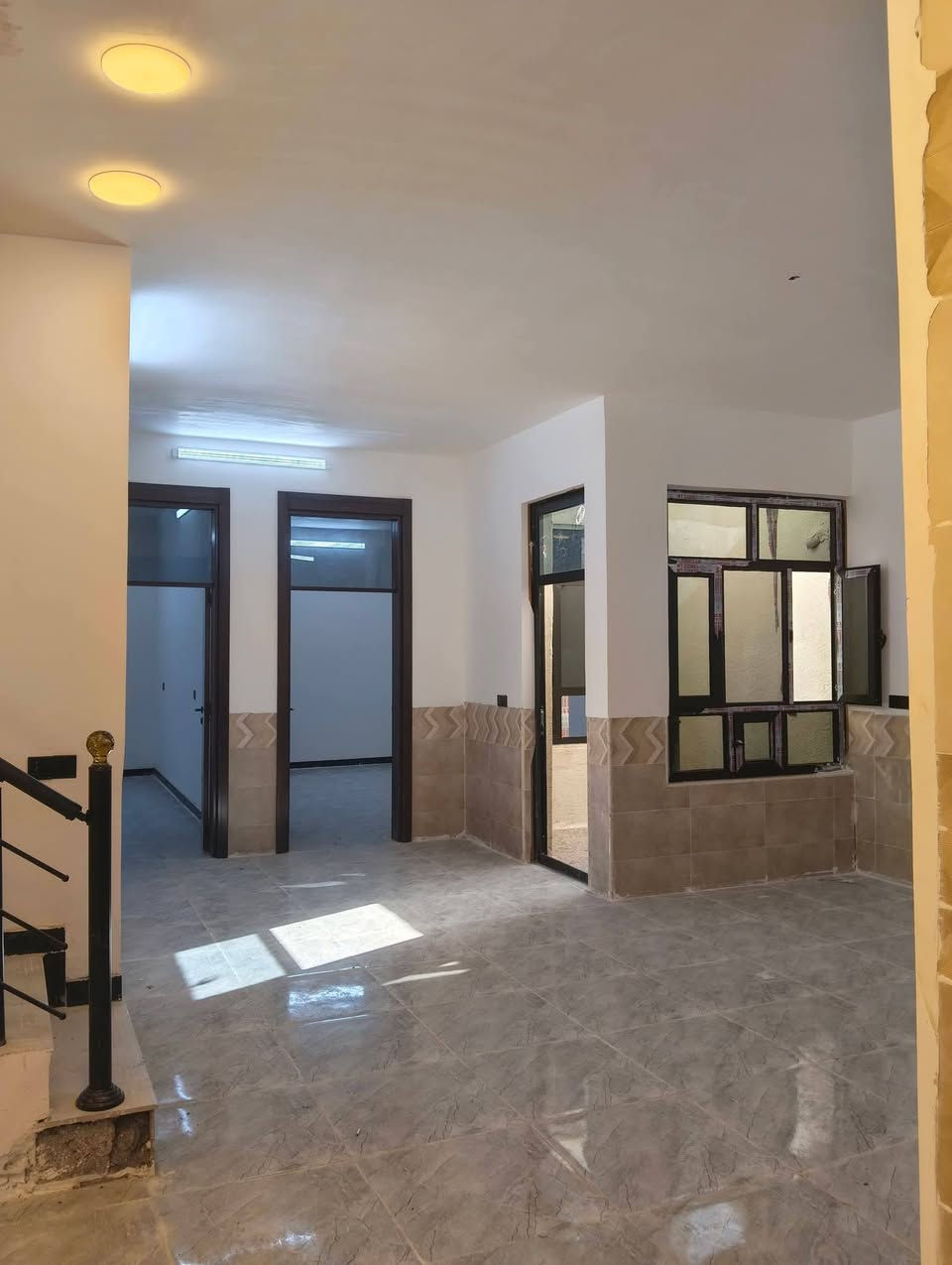 مساحه 250 متر سعره 140 وبي مجال لشراي 
العنوان منطقة الدوانم قرب لبياع ول سيديه 
طابو زراعي سند25 حق التصرف 
يحتوي علا كراج وحديقة وصاله مطبخ هول داخلي وخدمات و5غرف نوم بنا حديث ما مسكون 
*********** استفسار اتصال أو واتساب
