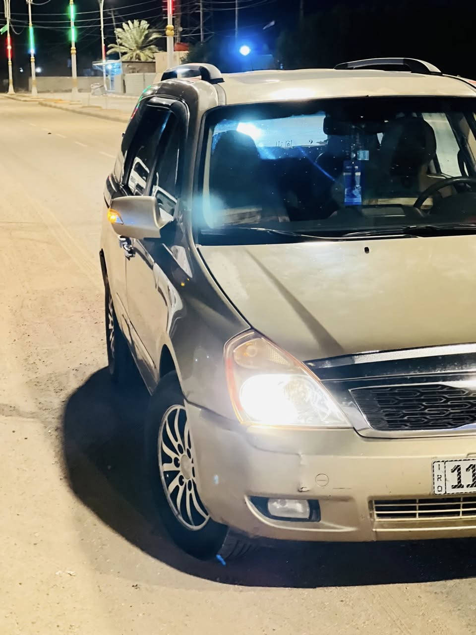 السلام عليكم سيدونا 2011 رقم بغداد لون ذهبي 
بأسمي مشروع وطني 
فول كهربائي بيبان وجنطه فتحة و شاشة  
تبريد حداديه شاشه گير محرك كله مشروط مصبوغه حزام
‭***********‬
