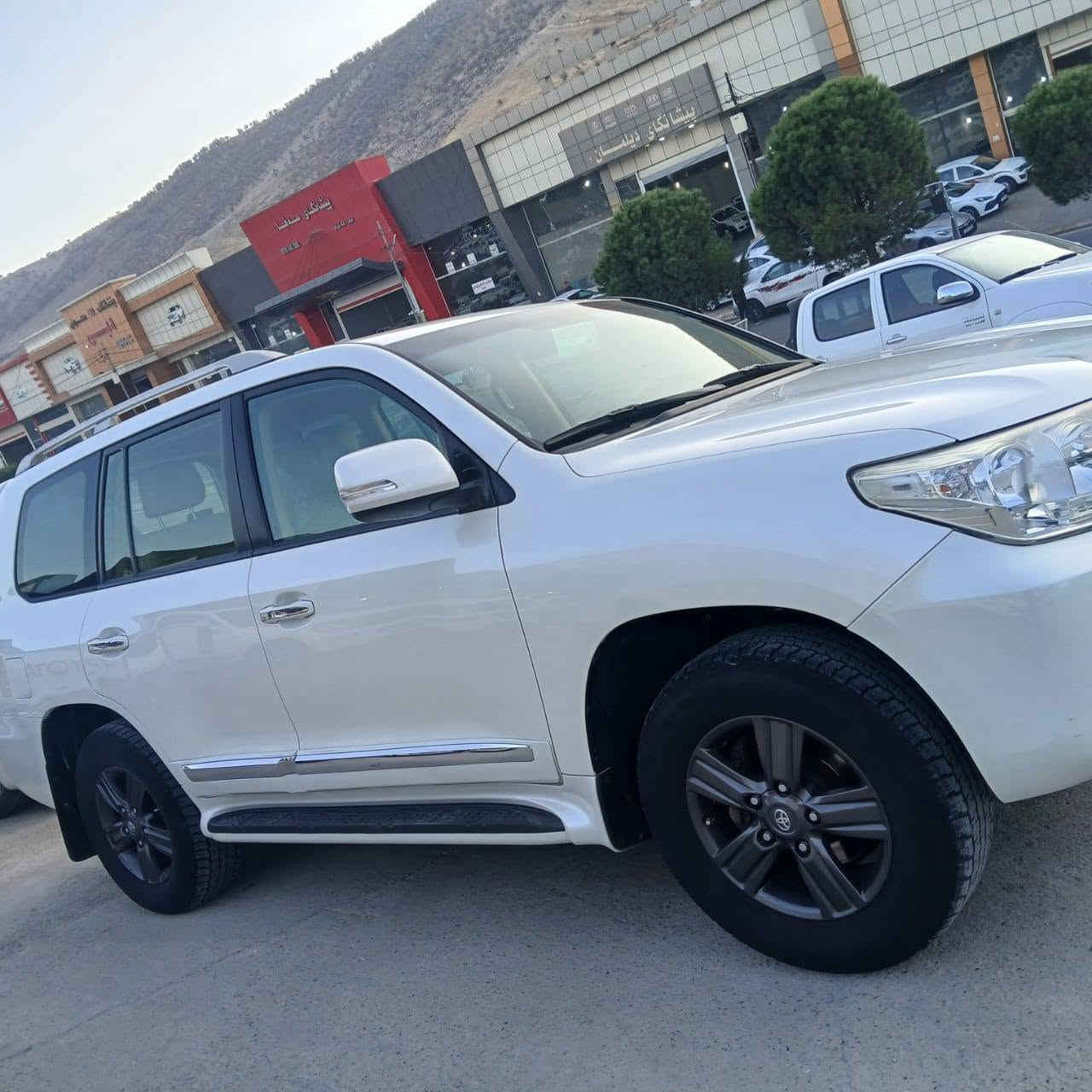 Toyota land gruiser 2014
بێ سبوغ تەنها یەک ساردی هەیە ڕقم سەنەوی نوێیە 154هەزار رۆیشتوە نرخی 360وەرەقەومحالێکی کەم 
مۆبایل *********** أربيل, العراق
