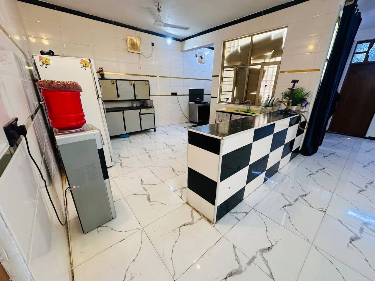 السلام عليكم
بيت للبيع حي ذويب الاول خلف (قاعه لافندر)  يبعد عن الشارع العام 50م
المساحه 240م
غرفتين نوم
صاله
استقبال نساء
استقبال رجال
صحيات داخليه وخارجيه
للاستفسار: ***********
