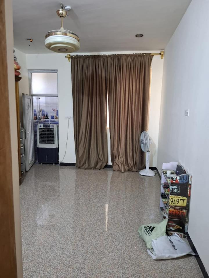 السلام عليكم دار للبيع المساحة 80متر الواجهه 4النزال 20
بناء حديث طابقين ونص وبناء حديث متميز سويت لكل غرفه والمطبخ ايضاً داخله حمام خريطة خيالية 

كراج+صحيات+استقبال وممر على المطبخ معزول عن الاستقبال+صالة+مطبخ وصحيات 

الطابق ثاني غرفتين وصحيات الطابق الثالث غرفه وحمام ومخزن

الموقع شهداء العبيدي الاولى قرب ملعب احمد جار الله ثاني فرع قريب على الشارع العام 

للتواصل والاستفسار الاتصال على الرقم ***********
