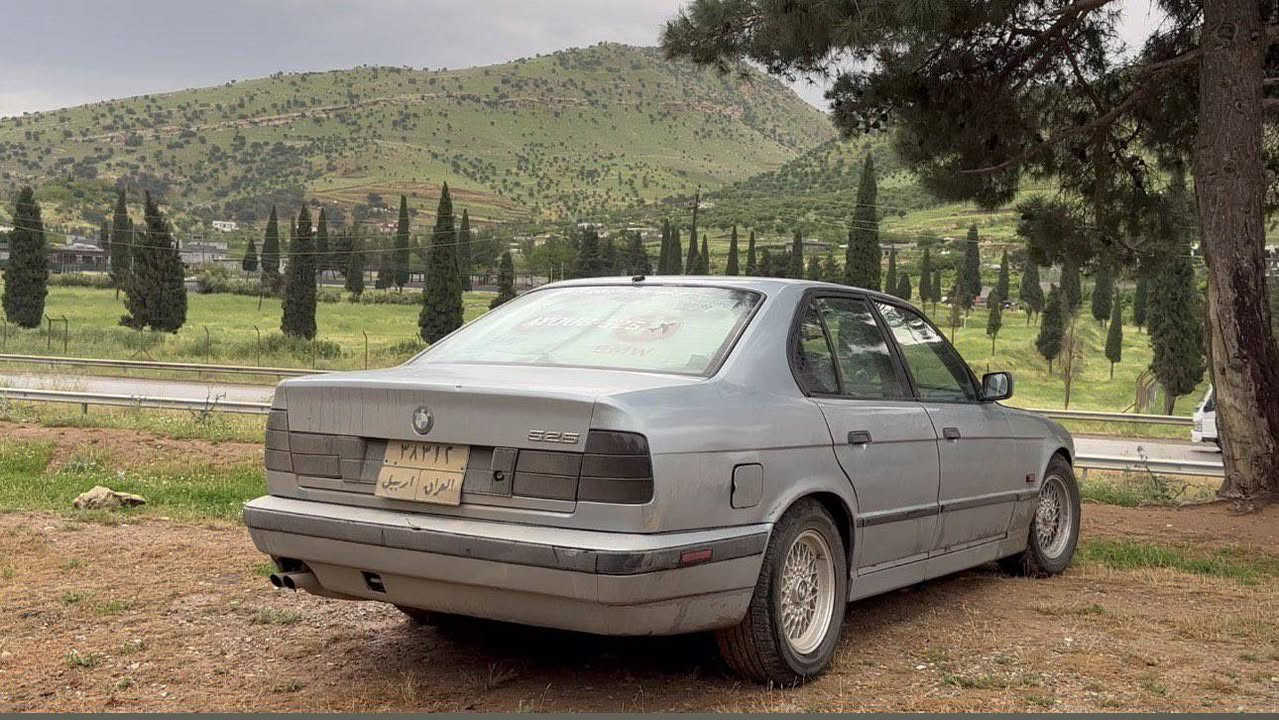​بۆ فرۆشتن: BMW 525i مۆدێل 1992
سەیارەیەکی کلاسیکی BMW 525i مۆدێل 1992 بۆ فرۆشتنە بەم تایبەتمەندییانەوە:

​ڕەنگ: شینی ئاسمانی (سبوخ عام)

​تایبەتمەندییەکان: 

​گێڕ ئۆتۆماتیک (مەسوبە، تازە بەستراوە)

​تاخمی پێش مەزوبەتە

​داشبۆرد فۆرمیکا (زۆر تازەیە، هیچ تەقیوی و کێشەیەکی نییە)

​سڵاید (کارەبایی)

​کوشن جلد

​کوشن هیتەر

​جام کارەبایی

​تەبرید (خازی نییە)

​دوگمەی سپۆرت (ئیش دەکات)

​مەکینە: 525i (سەرفی هەیە)

​باری تەنەکە: لێدانێکی زۆر کەمی هەیە (نیو پەنجە شانسی کرتوە)

​مەسرەف و عەیب: 

​پێنج وەرەقە خرامەی تێدایە (دوای مامەڵە بۆتە گەرێنمەوە)

​شەیالی گاردنەکەی شکاوە

​نرخ: ٤٦ وەرەقە (قفڵ)
شوێن: کەرکوک
بۆ پەیوەندی: ***********
