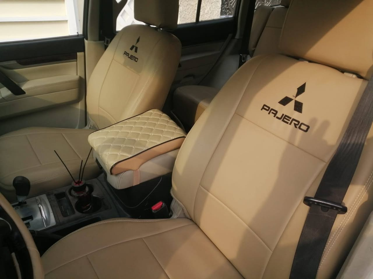 ابيض غير محدد
أرقام بغداد
فتحة
 حساسات جانبي وخلفي
إشارة ترحيب
محرك ٣٥٠٠
فور ويل
مري شفط
لايتات متحركة وضبابي
دوشمة ودواخل جديدة
تحكم
محدد سرعة
صدر جديد
صبغ جاملغات امامية
سونر موجود جديد
حبتور
٧ راكب رقم جديد
هزة جديدة
مكانهه بغداد الغزالية 
الاتصال ***********
موديل 2010
السعر 127 وبيهه مجال
