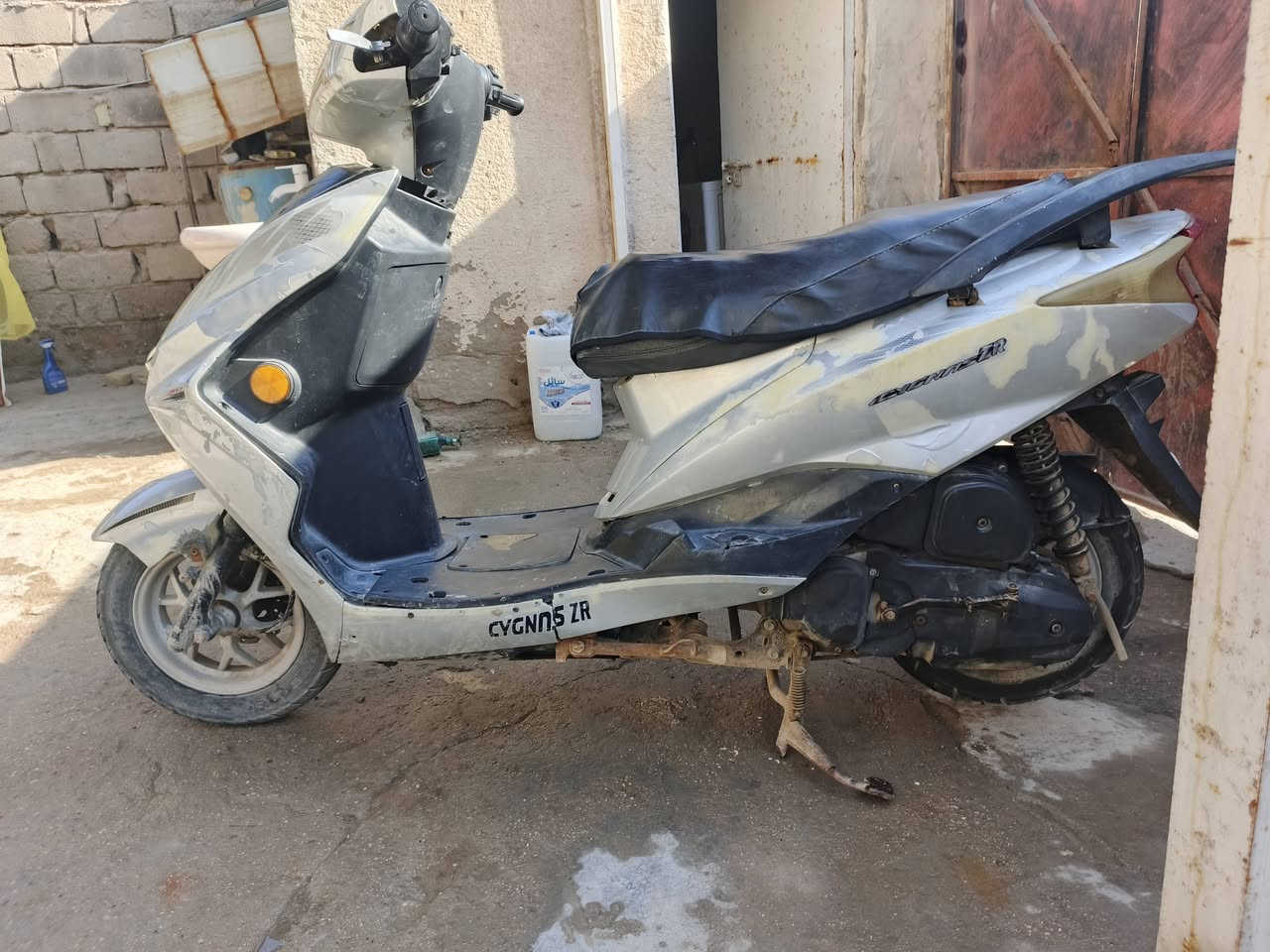 سلام عليكم دراجه سكنس سلف هندر شغال دراجه ما مفتوحه 
كلجات جدد أمامي وخلفي دراجه جاهزه عنواني بصره 
أبي الخصيب رقم هاتف ***********
