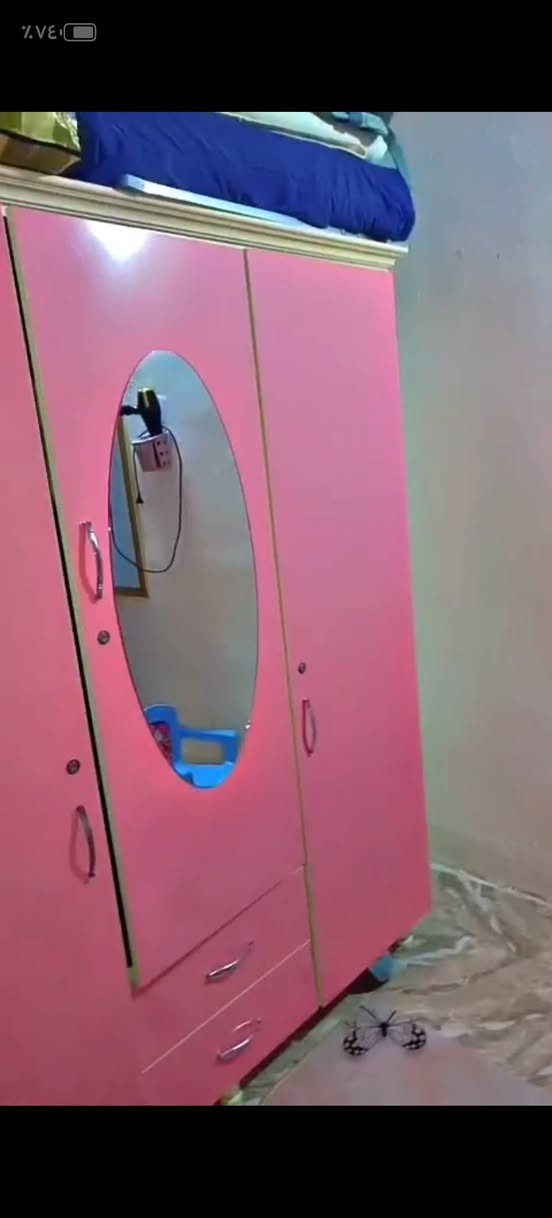 السلام عليكم / يوجد كنتور عدد 2 مع بوفيه
الكنتور لون وردي عدد ابواب 3 سعر 150 الف
الكنتور لون جوزي فاتح  عدد ابواب 2سعر 100الف
بوفيه لون جوزي فاتح  عدد ابواب 4 سعر 100الف
الاتصال على الرقم ***********
