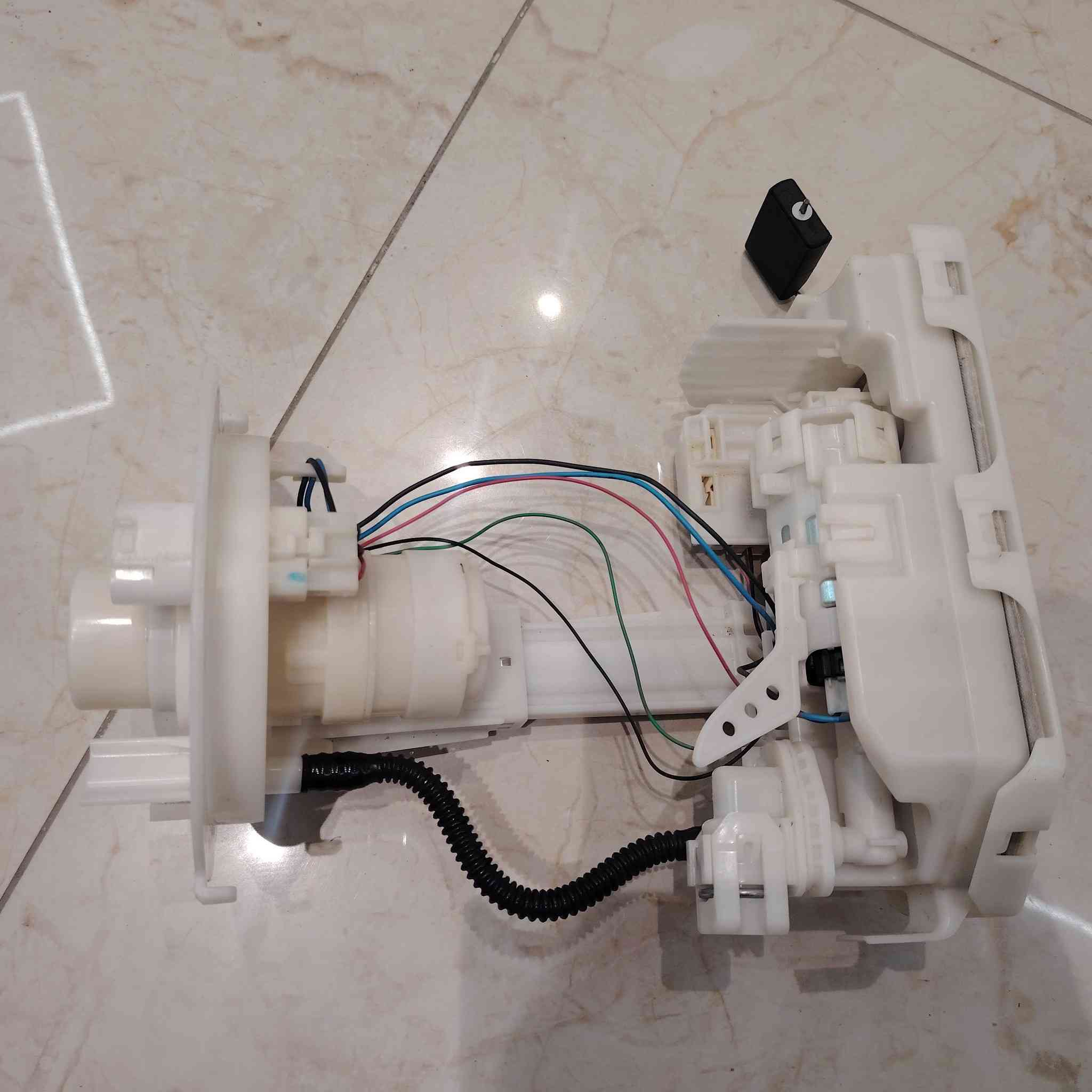 عبوة كامله تفصيخ امريكي
كورلا 2020 ل ي
ماخذها ١٥٠ الله يشهد
رايدها ١٠٠ الف قفل
بعت سيارة وبقت هيه
***********
