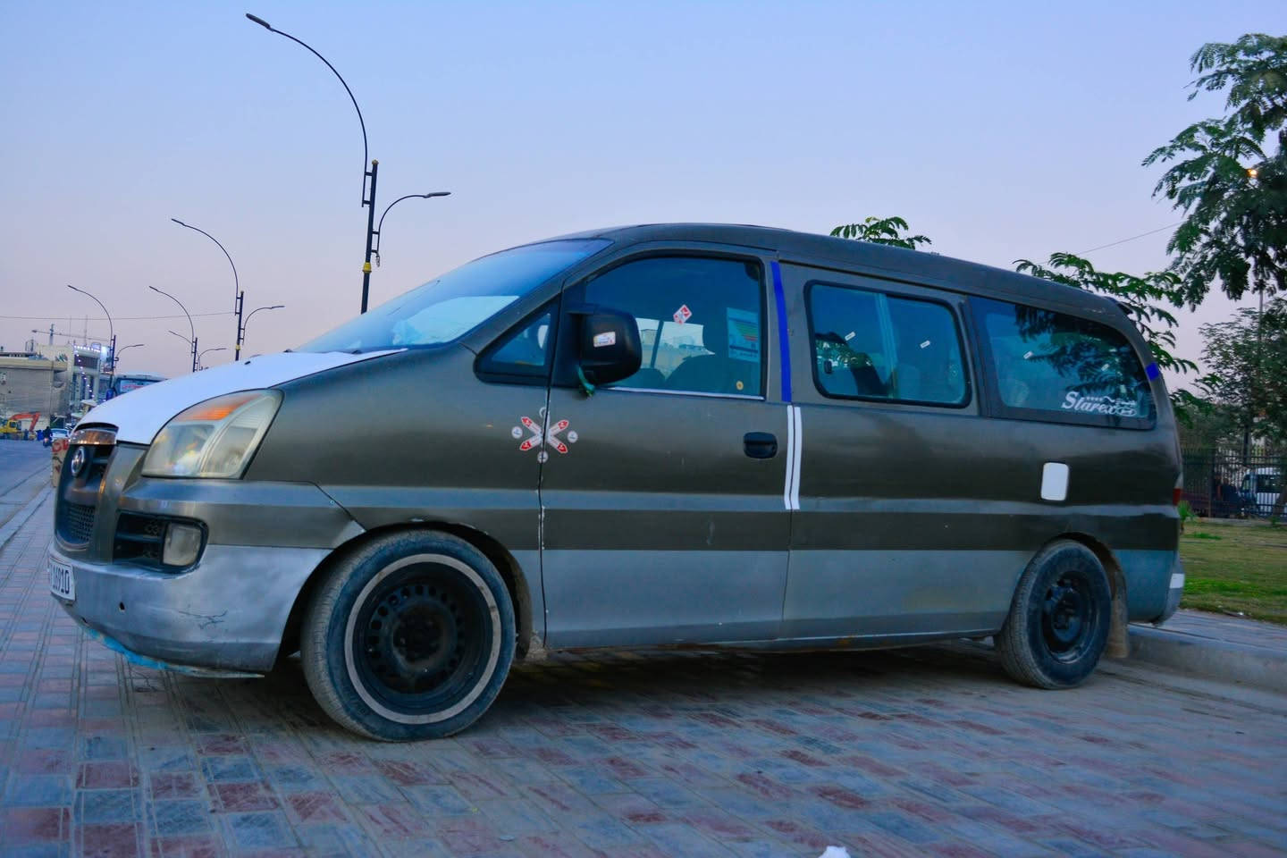 بسم الله 
السلام عليكم 
مكلف بنشر  (اقرة المنشور كامل واتصل على راعيها) 
ستاركس موديل 99 محدث بجم 7 
11 راكب 
محرك بداية تبخير 
بيها معجون بجاملغات الخلفية والباب الخلفي مبدل 
صورتها كدامك واضحة 
شواصي معمرة 
كير عادي 
رقمها نكليزي بسمة سنوية غير منتهية 
مكانه كربلاء 
#نواقصها (حدادية / محرك بي بخار) 
#سعرها 33وبيها مجال قليل او مراوس بسيارة حديثة صغيرة
رقم تلفونه ***********
