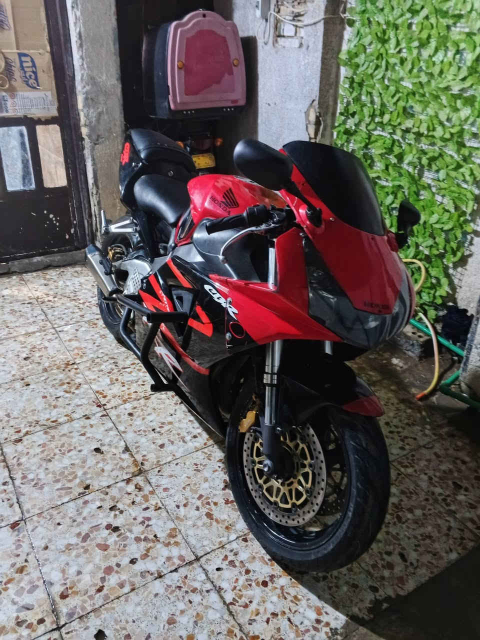 السلام عليكم
بطح CBR  954 RR
موديل 2004
دراجه محرك كامل امكمل 1.2.3 بطناش حرك  ال1 مالته يعبر 140 دراجه خير من الله
 سعره مناسب
 او لان محتاج اريد ابيعه سعر 14
اخوان اي واحد
 يكسر بيه يسمع مني كلام مو حلو 
مكاني بغداد زعفرانيه
رقمي واتساب فقط ماعندك رصيد رمش واني دك عليك
***********

