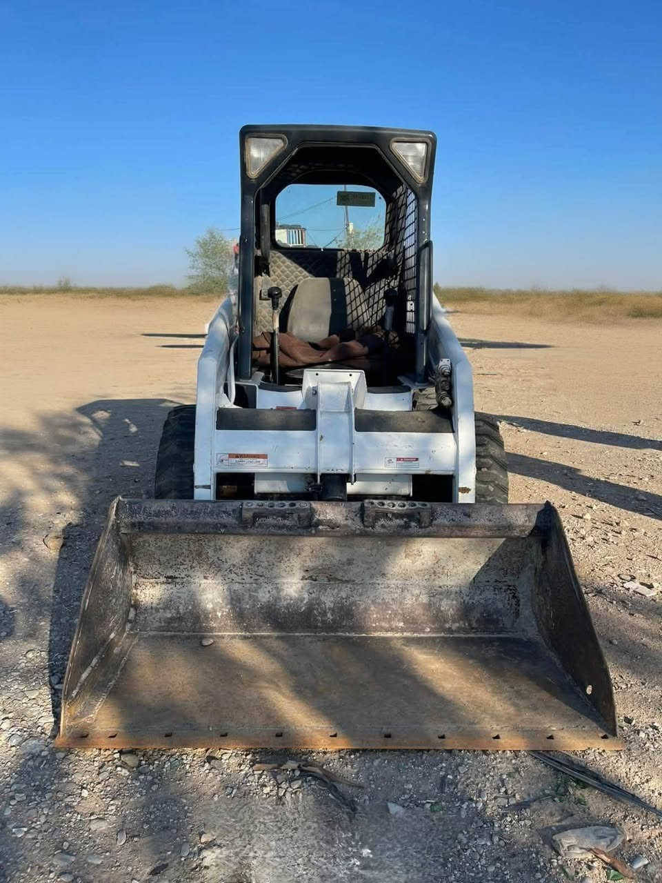 شفل بوبکات S130
مودیل 2007
بدون رقم 
مکینە و مضخات كلها بلا عیب و شرت
كهربائی و عقلها كلشیئ مالها شرت
تایرتات جدیدة و الكيلة جدیدة معمرة
سعرها 135$ ورقە و بیها مجال 
Viber & Whats app
***********
