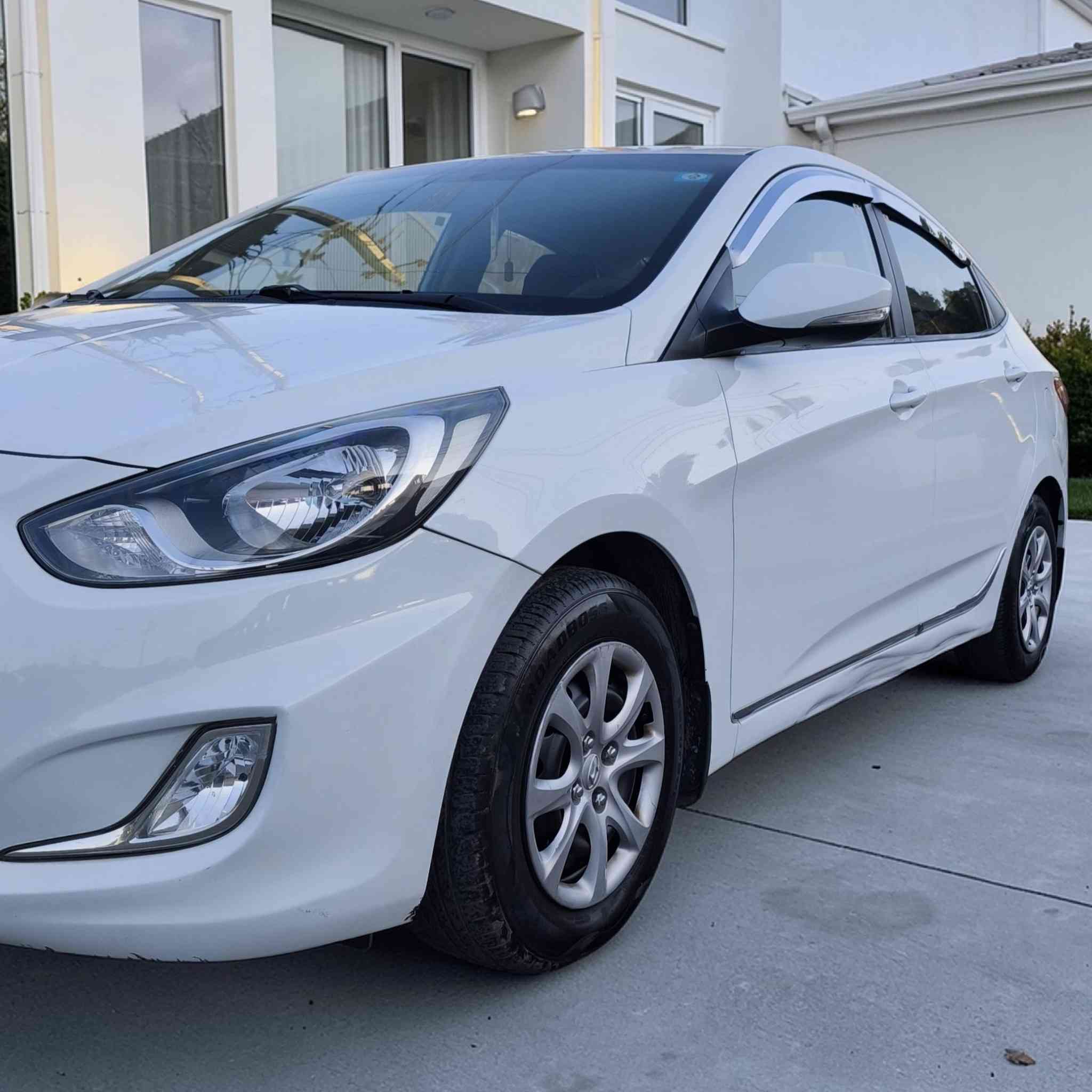 اكسنت 2015 خليجي الشركه العامه مكفولة من الصبغ والحادث
رقم بغداد بأسمي شخصيآ سنويه وهزه و رقم جديد 
محرك 1600 دوش قطرتين
السياره حلوه الكير و المحرك بلاديات تدفئة تبريد ثلج 

بيها ملاحظات بسيطه موضحه بالصور
السعر 112 
*********** اتصال فقط
مكاني بغداد /السيديه
