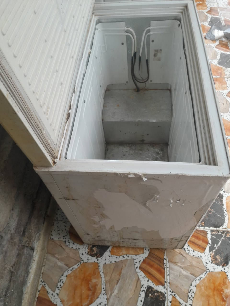 براد كماواضح بصوره الفريزر خارجي تجميد فول شرط التجميد بس الباب تعبان والباقي شرط شغل تجميد شرط والسعر 60 للإستفسار بي وتساب ***********
