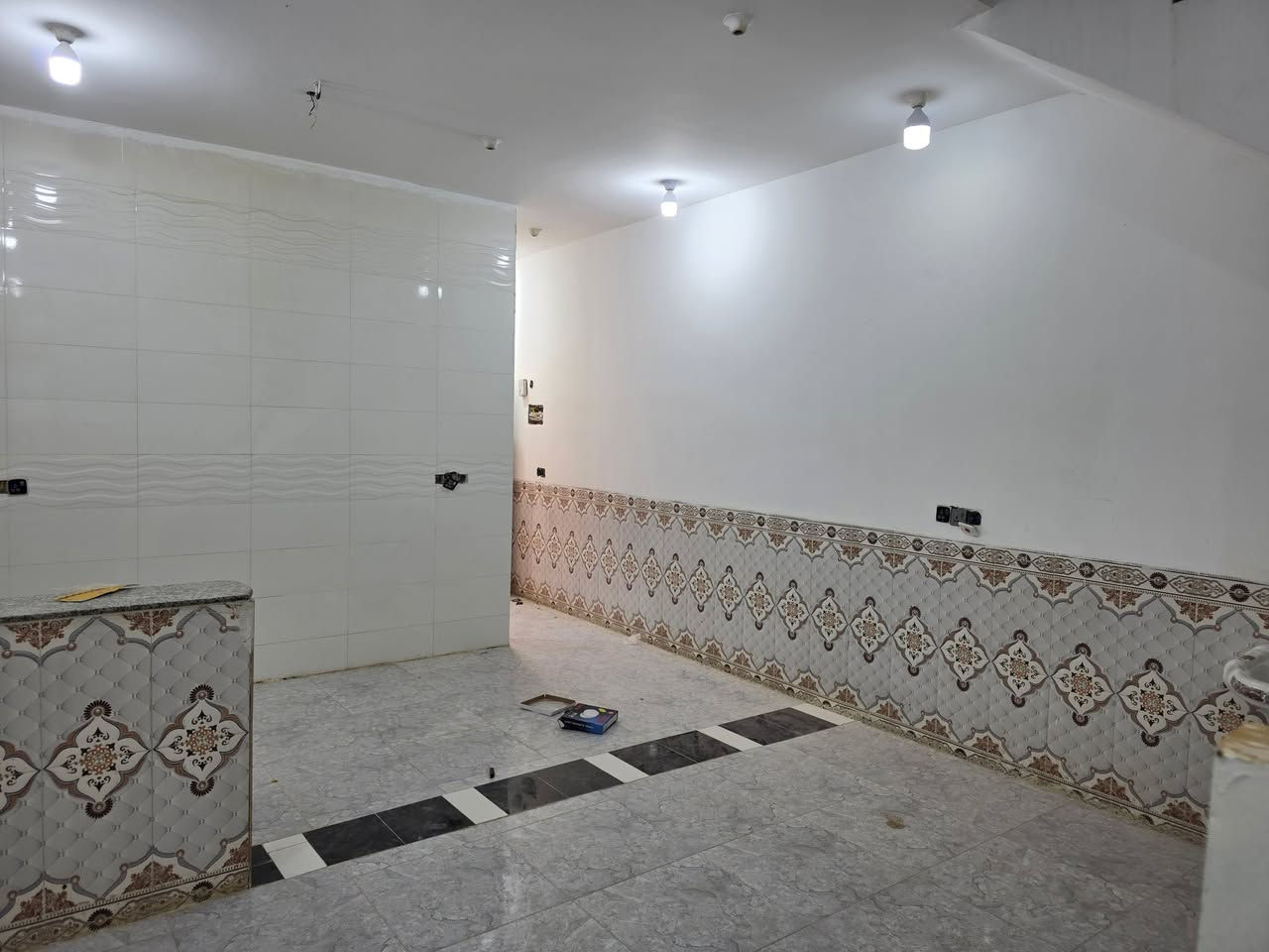 سلام عليكم بيت للبيع مساحه ١٠٠م طابو سند ٢٥ مسجل بالبلدية كوت حي الحكيم قرب الكورنيش شارع افران الهادي تفاصيل البيت البناء طابوك يحتوي على غرفه وصاله ومطبخ واستقبال وصحيات داخليه وخارجيه السعر ٣٧ وبي مجال الاستفسار مراجعه مكتب دلاليه احمد السعيدي الاتصال *********** ***********
