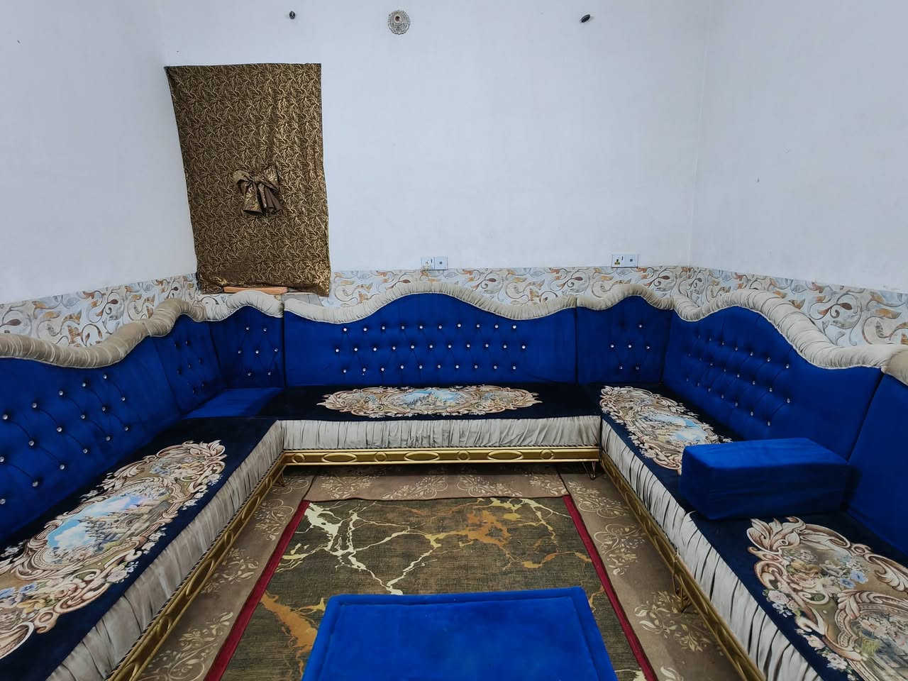 ديوان ملكي تسكام درجه اولى22 مقعد حيل نضيف أخو الجديد مابي اي ضرر السعر650  العنوان كربلاء بدايه الأمن الداخلي يوجد توصيل داخل كربلاء ***********
