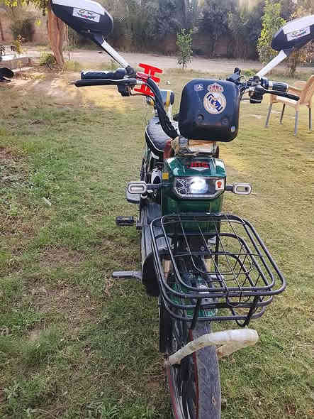 السلام عليكم ورحمه الله وبركاته دراجة شحن للبيع موديل 25 كفالة عامة صارلي شهرين من اخذتهه  السعر 375او بيهه مجال للشراي مكاني ديالى الشراي يتصل على الرقم ***********
