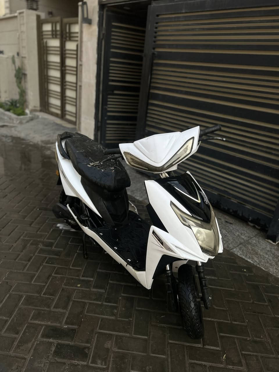 كامله من كلشي بيهة نضام بك رجوع للخلف 3 سرع كهربائيات كامله كلشي بيهة شغال عدا بيهة نقص بطاريات فقط بطاريات مابيهة ب 75 قفل بدون عمله مكاني الاعضميه شارع المغرب ***********
