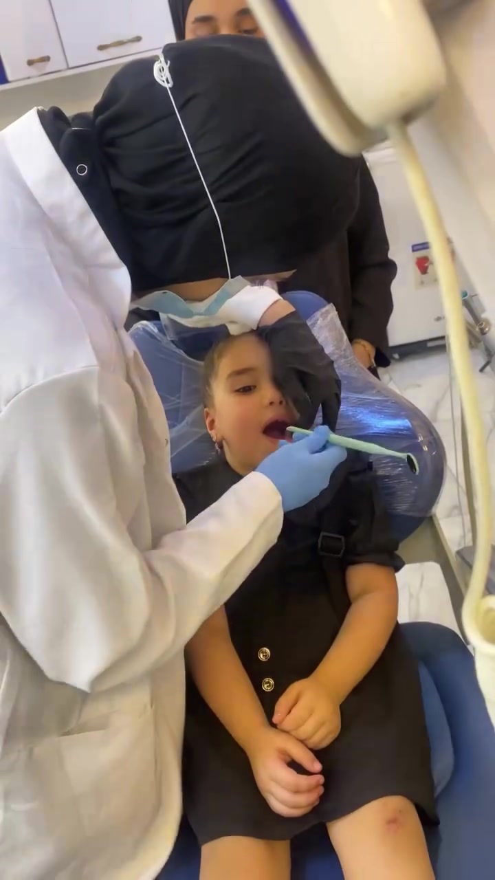 مو كل زيارة لطبيب الأسنان لازم تكون مخيفة… 🤍✨

بهذا الفيديو راح تشوفون قصة بطلتنا الصغيرة من أول لحظة دخلت العيادة:
🦷 بدأت الفحص،
💉 استخدمنا البنج الإلكتروني حتى يكون العلاج براحة،
✨ كملنا العلاج بكل هدوء،
😊 وفي النهاية شوفوا ابتسامتها وكلامها بعد ما خلصنا…
🎁 وختمنا الزيارة بهدية تستحقها على شجاعتها.

لأن هدفنا مو بس نعالج الأسنان، هدفنا نخلي كل طفل يطلع من العيادة وهو مرتاح ويحب يرجع مرة ثانية. 🤍

📍 عيادة هايجنك
الحرية – الشارع المشجر – مقابل الساقي
📞 ***********

اكسبلور_فولو #اكسبلور #الحرية_الدور #الحرية_شارع30 اكسبلور تقويم_الأسنان الحريه_ تقويم_الأسنان الحريه_ التقويم_الشفاف✨ تقويم_الأسنان عياده_هايجنك_تهتم_بصحه_اسنانكم الحريه_ زراعه_الأسنان⁩⁩⁩
