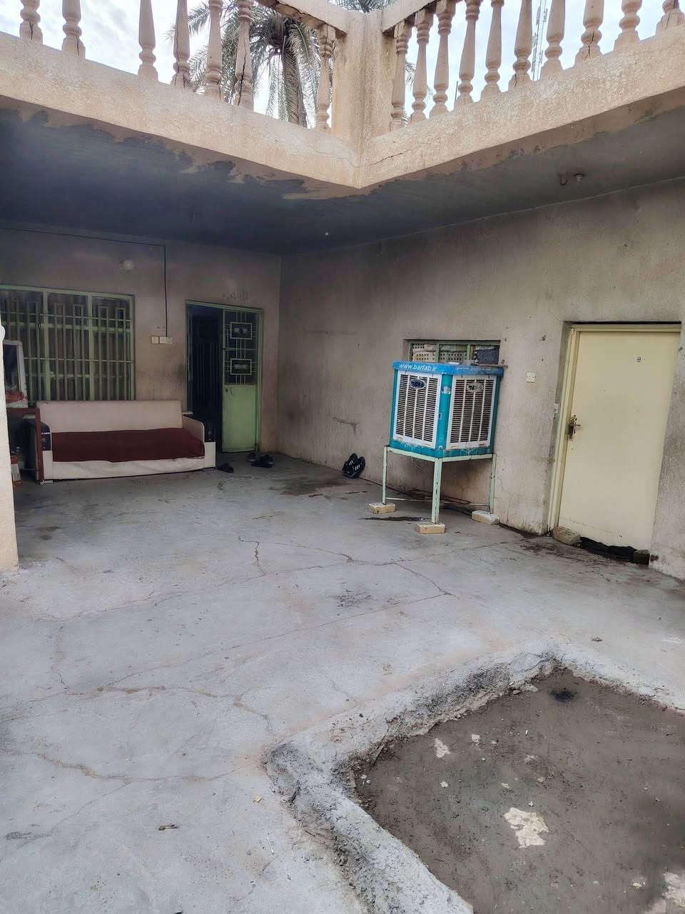 على بركة الله
يتوفر بيت قديم المساحة ١٩٥ متر
نوع العقار ملك صرف
الموقع باب السور
البيت يحتوي على غرفتين نوم
صالة
مطبخ
صحيات
و طارمة كبيرة

الخدمات متكاملة
للاستفسار أكثر زورونا في مكتب الشمري للعقار او الاتصال على الأرقام التالية
***********  الخبير العقاري محمد صبحي 
***********  الوسيط العقاري حسن صدام
