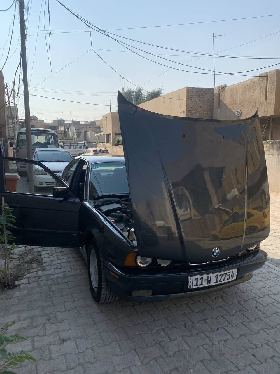 السلام عليكم
بي ام وارد ياباني موديل 1993حجم 525i مسكر اصل سنوية وبليته
بيها محرك وگير ٢٨ جديد 
مصبوغة عام مكفولة من اي ضربة 
حدادية جديدة 
تخم تاير جديد 
تبريد ثلج قطعتين 
كشنات كهرباء
رقم بغداد الدولي الجديد 
سيارة عليها ادامه كامله واحلى من الصور 
مكانها بغداد الزعفرانية 
السعر 68 وبيها مجال 
***********
