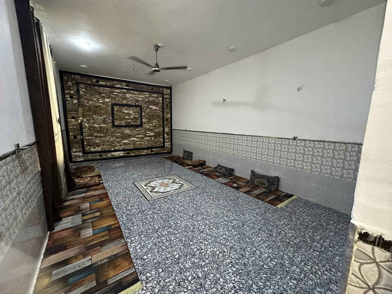 دار سكن طابو صرف في ( حي الكرار الأول )
مقابيل ( مول ابو نور )

(( البيت ركن + أمامه متنزه ))

مساحة ٣٠٠ م - بناء طابوق - سقف صب كونكريت 
(( ٢ غرف نوم )) - بناء درجة أول بيت كلة سيراميك

كل الخدمات متوفرة - ماء - كهرباء - تبليط - انارة
أرصفة - مجاري - أمامه متنزه - ركن 
(( تحويل مباشر ))

للاستفسار مراجعة مكتب غازي للعقار   
واسط - الزبيدية - قرب أفران المائدة  *********** 
***********
