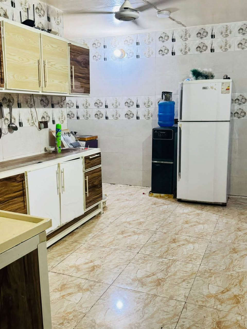 السلام عليكم شباب
مساحته ١٠٠ غرفه اصغيره وغرفه اجبيره وصاله دولان 

مكانه ب حي الوحده مقابيل مركز شرطه حي الوحده 

قرب روضه البيارق 

سعره مناسب ومستعجل على بيعته
***********
