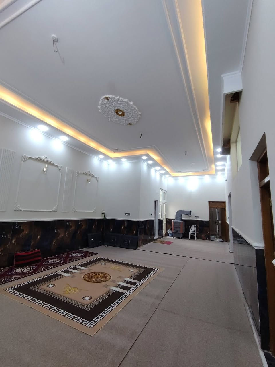 السلام عليكم
بناية للبيع 200متر تحتوي على 
3غرف نوم 
وصالة 12×6
مطبخ 7.500×5 

بيت جوة 120متر 
صالة +غرفة نوم +مطبخ +براني 

محلات 6 طول المحل 4×3 
مصفرات عن الضريبة ولماي ولكهرباء 

المحلات مئجرات كلهن الواحد على 150الف 
البيت الجوة مئجر ب350  
البيت ركن على شارعين 
الموقع الدوانية شارع الاسكان شارع تاج الياسمين 
للستفسار ***********
***********
