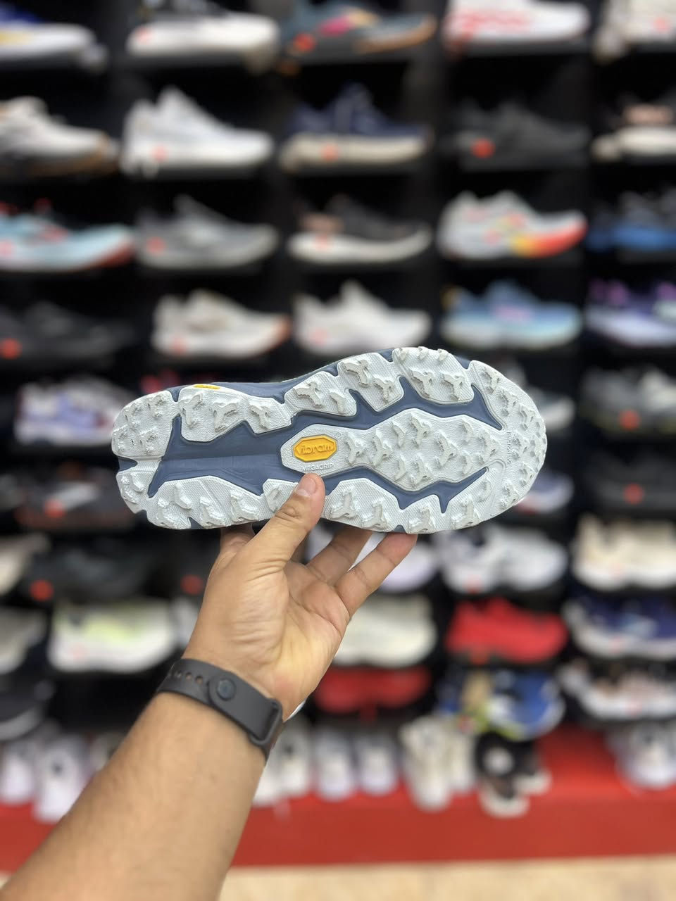 Hoka Speedgoat 6 GTX

غشاء GORE-TEX Invisible Fit: يوفر حماية كاملة ضد الماء والرطوبة مع الحفاظ على مرونة وخفة وزن الحذاء.
نعل Vibram® Megagrip: نعل خارجي متين ومقاوم للانزلاق، مزود ببروزات (Traction Lugs) لضمان ثبات ممتاز على الأسطح الزلقة والتربة الرخوة.
بطانة مريحة: يتميز بالتوسيد المعهود من علامة Hoka لحماية المفاصل أثناء الجري لمسافات طويلة

قياس 39 وثلث القدم 24.5

السعر 85 الف

العنوآن نجف ملحق الروان
*********** واتساب
