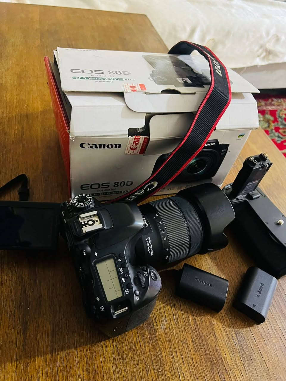 كامرا كانون 80D عدسه 18_135   باتري كرب مع بطاريات عدد2  بعدهي جديده طلعتلي بالامزون رايدها ب 450 الف


**إذا كنت صاحب هذا الإعلان وتريد حذفه لأي سبب، رجاءا أرسل رسالة إلى الدعم الفني**