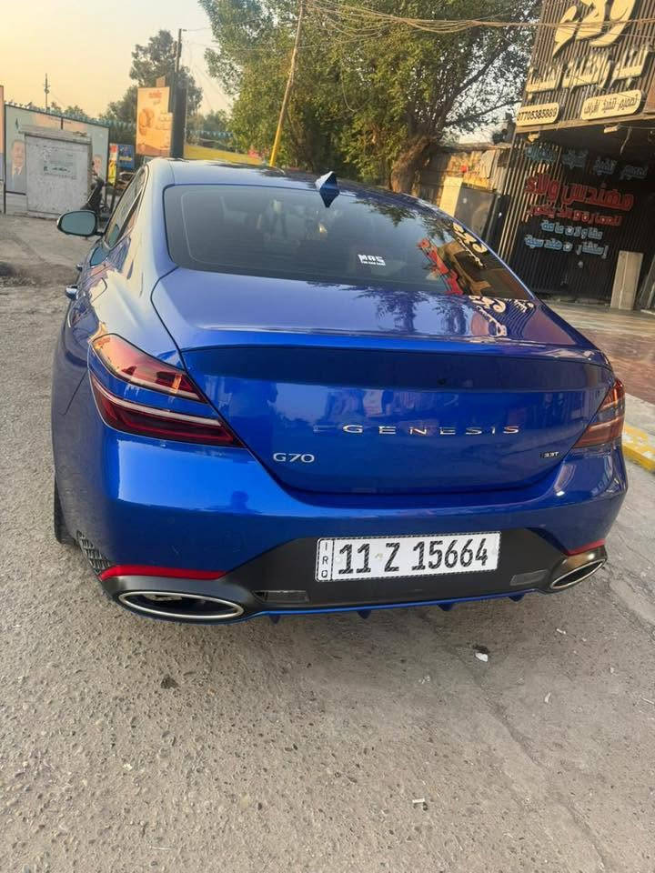 🚗 للبيع 
 Genesis G70 Sport + Prestige .  RWD
موديل  2023

.
جينسس G70 ( سبورت + برستيج ) 2023 اعلى فئة 
محرك ( 3.3TT ) RWD
اللون ( Blue ) 
السيارة حادثها  جاملغ السائق 

العداد ( 66) الف كيلو 

🔴 المواصفات الخارجية 
1. بانوراما
2. ويل 19 تو سايز
3. كامرات عدد 4  
4. ترحيب مرايا جانبية ( علامة جينسس ) 
5. حساسات امامي خلفي 
6. رادار امامي تفاعلي 
7. سستم بريكات بريمبو 
8. صندوق ذكي ( يفتح عند الاقتراب ) 
9. رادارات جانبية ( نقطة عمياء )
 🔴 المواصفات الداخلية 
1. سقف كنتارا اسود 
2. كشنات جلد ( نابا ) تطريز احمر
3. سستم صوت ( Lexicon ) 15 سماعة 
4. نظام ( اوتو هولد ) للتوقف لفترات قصيرة
5. ( تدفئة وتبريد ) كشنات امامي 
7. ( تدفئة ) ستيرن 
8. حساسات مطر 
9. شاحن لاسلكي
‏10. ( Head up display ) او ال ( داتا شو 
11. ‏تبريد قطعتين + نظام ( clean air )
12. خمس وضعيات قيادة 
‏( Comfort & Eco &  sport+  & custom & sport )
تخم تايرات يوكاهما خلفي جديد + برجستون امامي

السيارة استخدام على ايدي معتني بيها للاخير من ناحية الدهن يتبدل كل 3000 كيلو بانزين كلة محسن  .
——-
تواصل 📱 
***********
