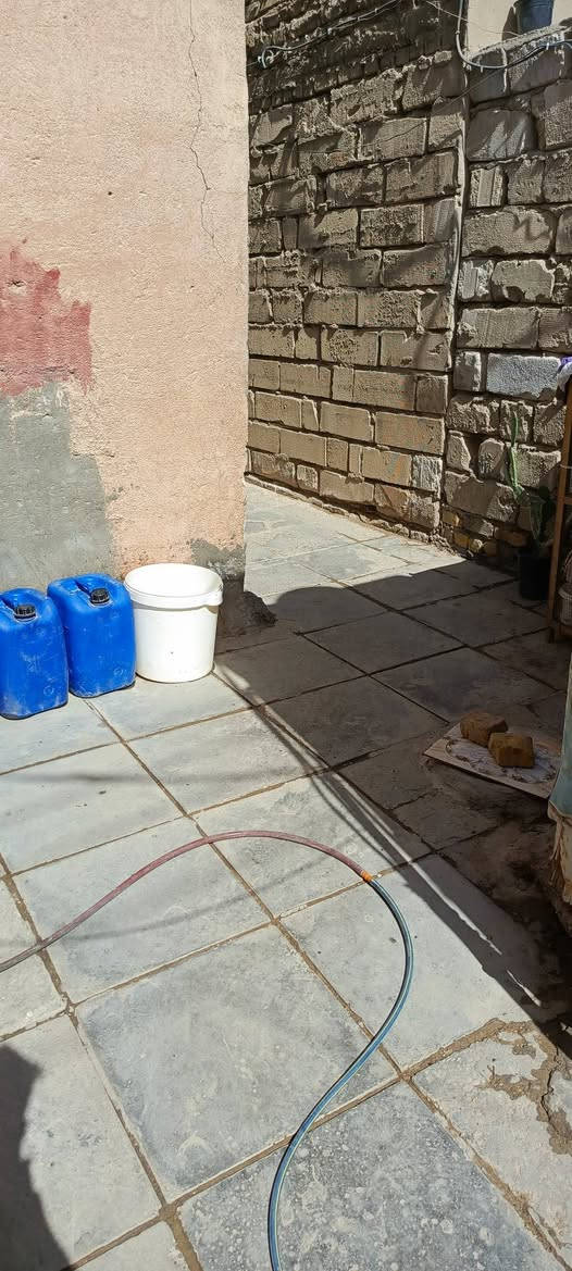 السلام عليكم  
بيت خلفي طابو مشترك باسمي احوله رأساً 80 متر بالطابو واقع حال اكثر من 90م بناء مكون من غرفتين ومطبخ وساحه كبيره تصلح صاله هول وحمامات العنوان سوق الشيوخ شارع موكب العقيله اول فرع من تنزل من جهة الصوره رابع بيت عن الشارع سعر 46 وبي مجال للشراي الاخلاء خلال فتره قصيره
واتساب ***********
