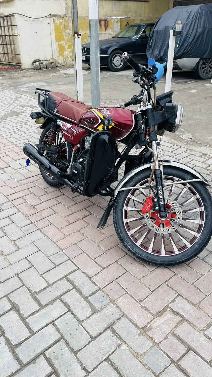 سلام عليكم ورحمة الله للبيع دراجه ايراني مديل 2025 مكينه 200cc لون ماروني لدراجه كامله مابيها نقص  شادلها درع ب ٣٠ الف وشادلها لايت لبومه ب ٣٠ الف بيها بس لشاشه تشكل مرات تشتغل ومرات طافيه ولايت مكسور شويه بس ما مأثر لدراجه شوفت عينك نضيفه وما مشتغل بيها دلفري اوراق لشراء من لمعرض عندي عنواني بغداد الدورة سعرها 750 وبيها مجال بسيط وهذا رقمي بي واتساب ***********
