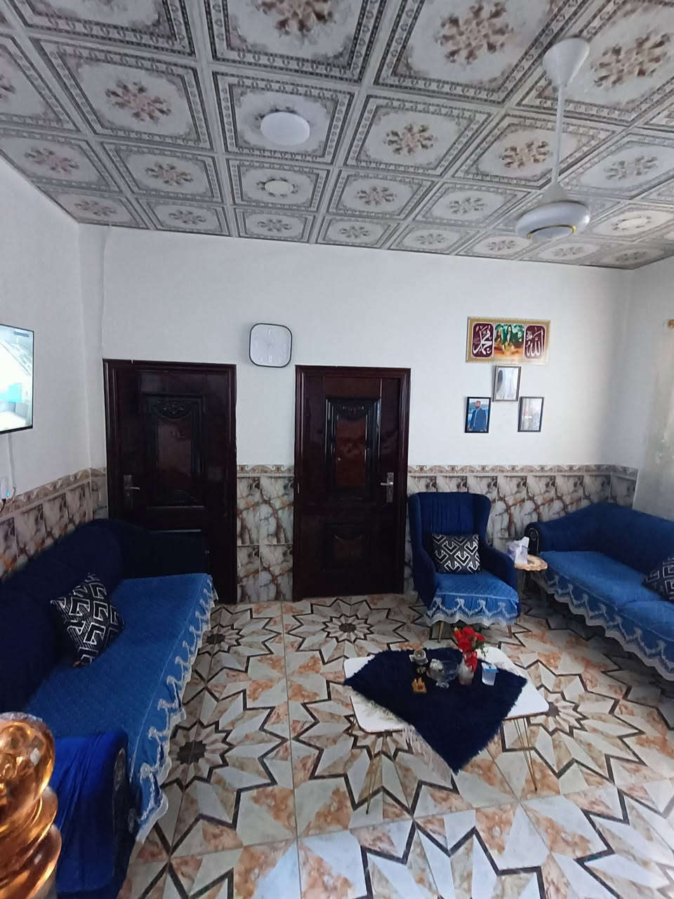 بيت للبيع خلف الصياغ منطقه ال بو حسين او حي الجامعه. قريب تقاطع السكك مساحه البيت 200 متر .يتكون البيت من غرفتين كبار 4×4 صالةجبيرة كلش طارمه تطب بيهة سيارة مطبخ كلش جبير براني 11×4 او حمام داخلي وخارجي تهويات ثنين كلش كبار سطح كله شتايكر البيت بناء طابوك عكادة  المنطقة مخدومه ماي ومجاي ومقرنص .البيت اول شارع بالمقرنص .يبعد عن الشارع الرئيسي 150متر .البيت إقرار محكمه . سند 25 السعر مناسب ب53 وبي مجال قليل. الرقم ***********
