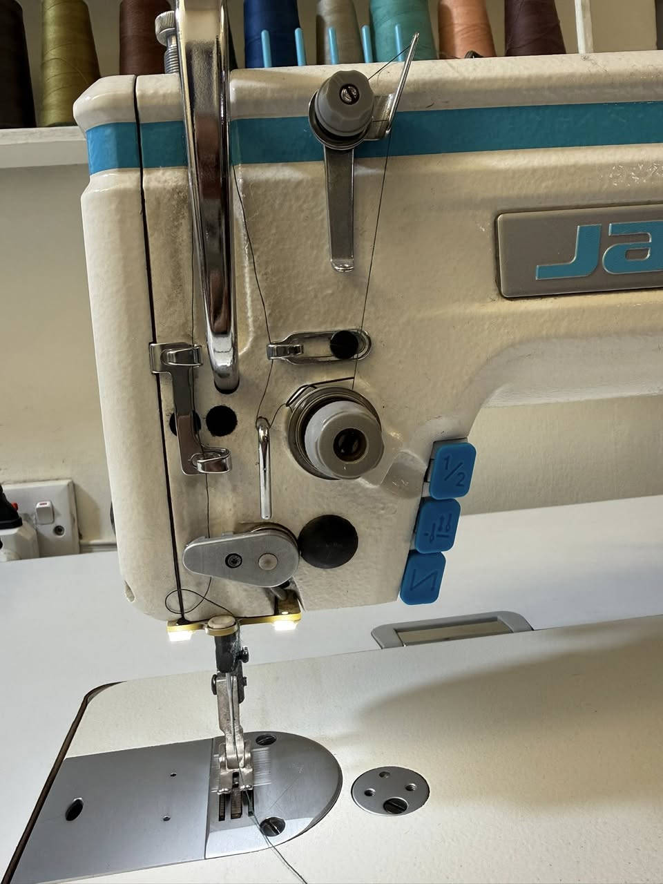 مكينه جاك A6 الاصلي فول للأخير …..؛جديده استعمال قليل جداَ بعدهه دهن الشركة ، الحوض كبس ، شرط من كل شي ✔️ الشراي خاص متواجد متاجد وات ساپ  
***********
