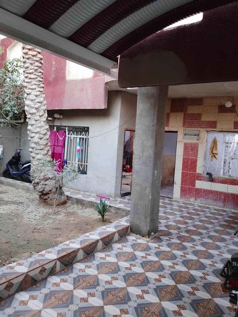 دار سكن للبيع مساحه ٢٠٠متر بناء قديم يصلح للسكن داموك الشهداء ثاني فرع من شارع الاطلال ركن الشارع صيدليه المصطفى ودكتور أحمد الزركاني للأسنان. وقريب على مركز الشهداء   المواصفات طابق وأحد إستقبال وهول ومطبخ وغرفتين ومنور وكراج سياره وحديقة وصحيات داخليه وخارجيه والطابق الثاني بيتونه  فقط وسطح اشتايكر وخدمات فول ويوجد خط مولد فعال وخط انترنيت ضوئي
السعر  اتصل  ***********
*********** واتساب
